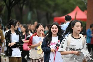 很受欢迎！赵睿随队出征客战广州 热心给很多女球迷签名